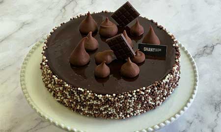 עוגת טורט עגולה ובלון הליום גדול