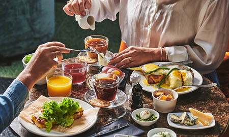 ארוחת בוקר זוגית במלון הבקסטייג'